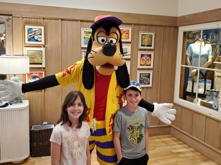 Guest Photo from Elie Salomon: Guests with Goofy at Aulani Resort