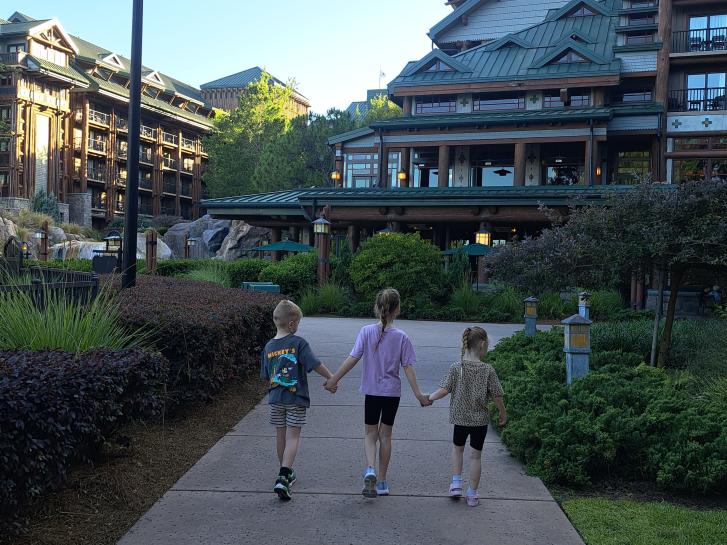 Guest Photo from Van Kutrowski: Guests outside Disney's Wilderness Lodge