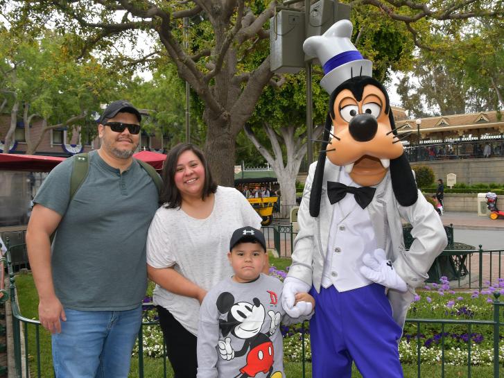 Guest Photo from Lorina: Guests with Goofy at Disneyland