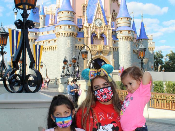 Guest Photo from Sammy: Guests in front of Cinderella Castle at the Magic Kingdom